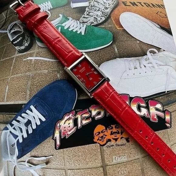 Vintage Style Seiko Quartz Mens Silver Watch & Red accents W/ Leather Strap - Picture 4 of 4